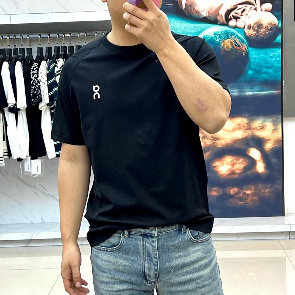 on昂跑、2026春夏新品户外系列速干服T恤，以极简美学重塑运动休闲风。经典圆领搭配插肩袖设计，利落线条