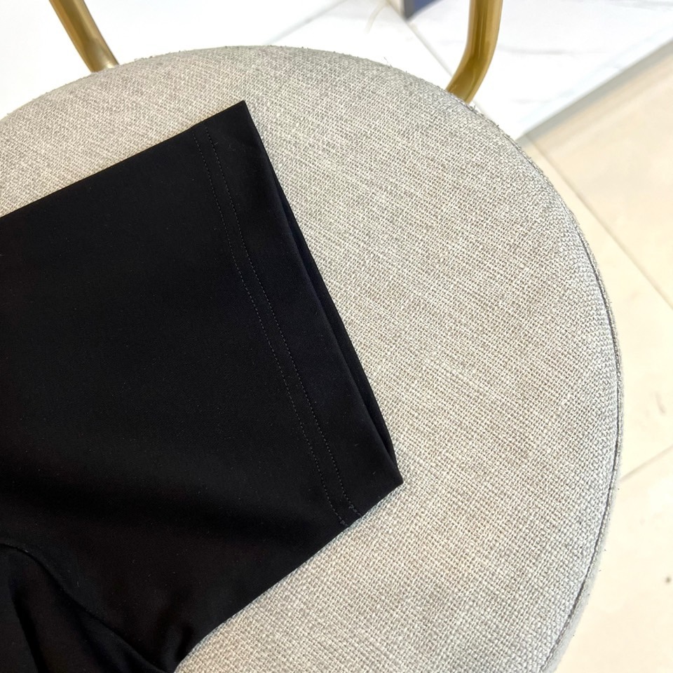 on昂跑、2026春夏新品户外系列速干服T恤，以极简美学重塑运动休闲风。经典圆领搭配插肩袖设计，利落线条