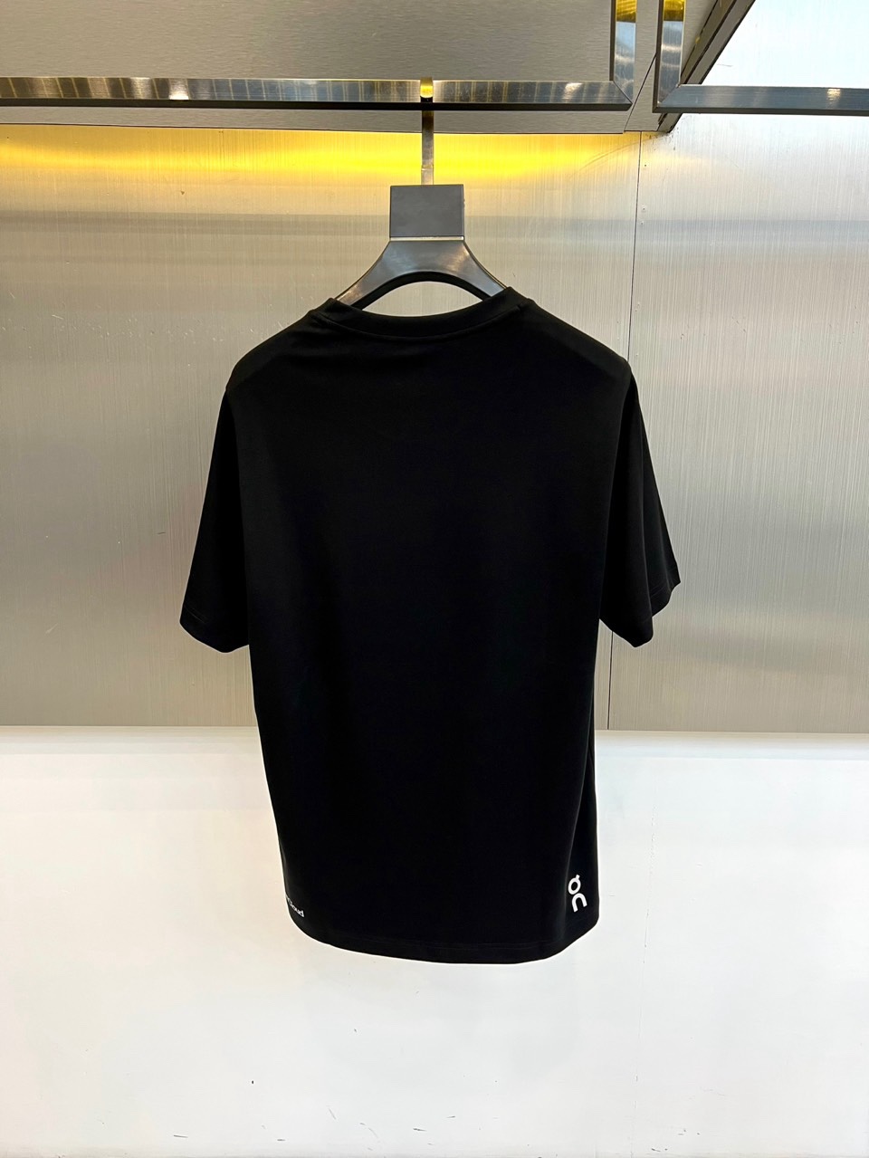 on昂跑、2026春夏新品户外系列速干服T恤，以极简美学重塑运动休闲风。经典圆领搭配插肩袖设计，利落线条