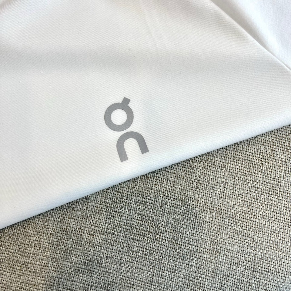 on昂跑、2026春夏新品户外系列速干服T恤，以极简美学重塑运动休闲风。经典圆领搭配插肩袖设计，利落线条