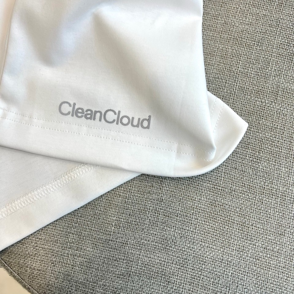 on昂跑、2026春夏新品户外系列速干服T恤，以极简美学重塑运动休闲风。经典圆领搭配插肩袖设计，利落线条