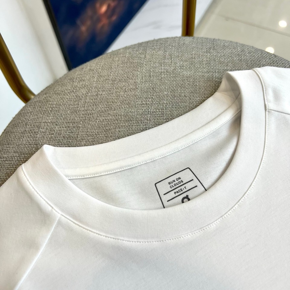 on昂跑、2026春夏新品户外系列速干服T恤，以极简美学重塑运动休闲风。经典圆领搭配插肩袖设计，利落线条