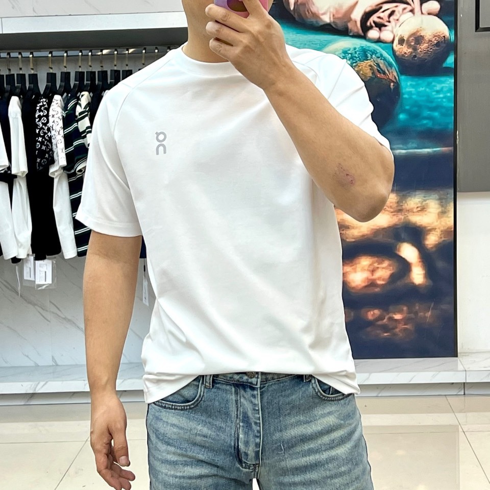 on昂跑、2026春夏新品户外系列速干服T恤，以极简美学重塑运动休闲风。经典圆领搭配插肩袖设计，利落线条