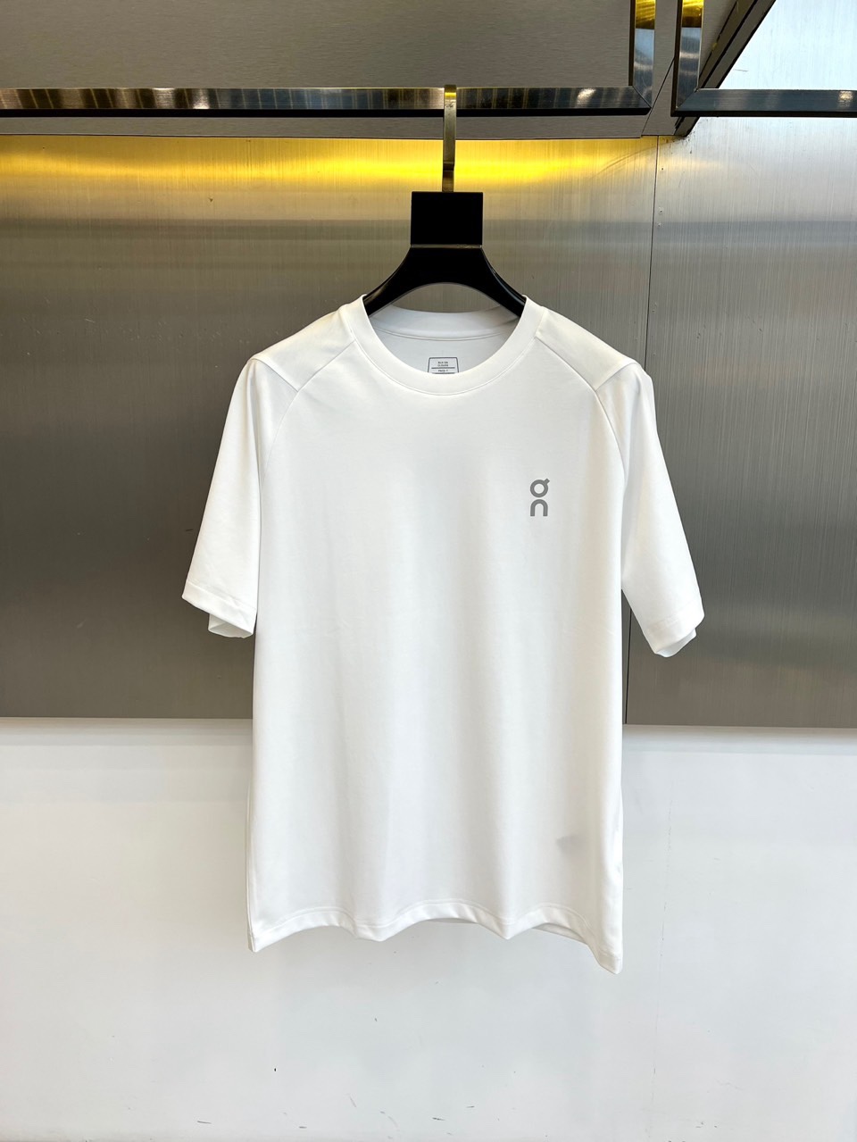 on昂跑、2026春夏新品户外系列速干服T恤，以极简美学重塑运动休闲风。经典圆领搭配插肩袖设计，利落线条