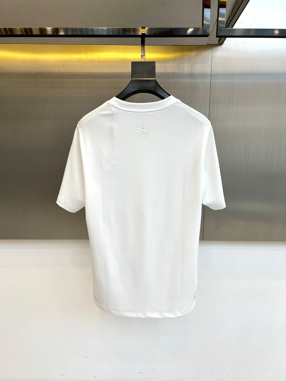on昂跑、2026春夏新品户外系列速干服T恤，以极简美学重塑运动休闲风。经典圆领搭配插肩袖设计，利落线条