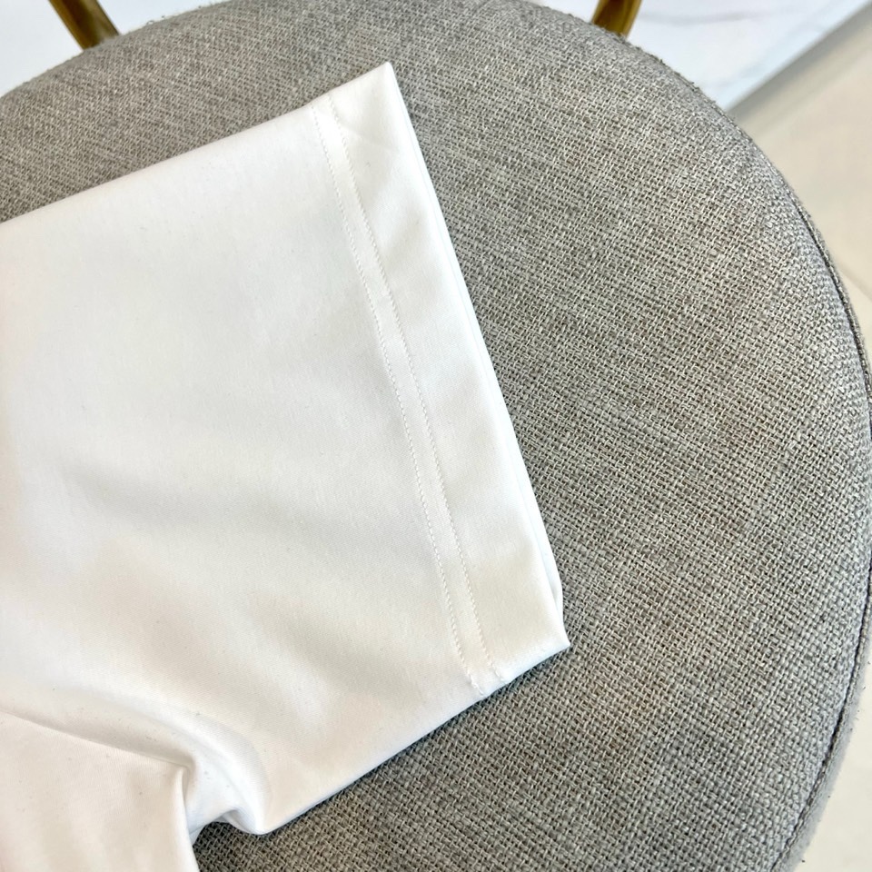 on昂跑、2026春夏新品户外系列速干服T恤，以极简美学重塑运动休闲风。经典圆领搭配插肩袖设计，利落线条