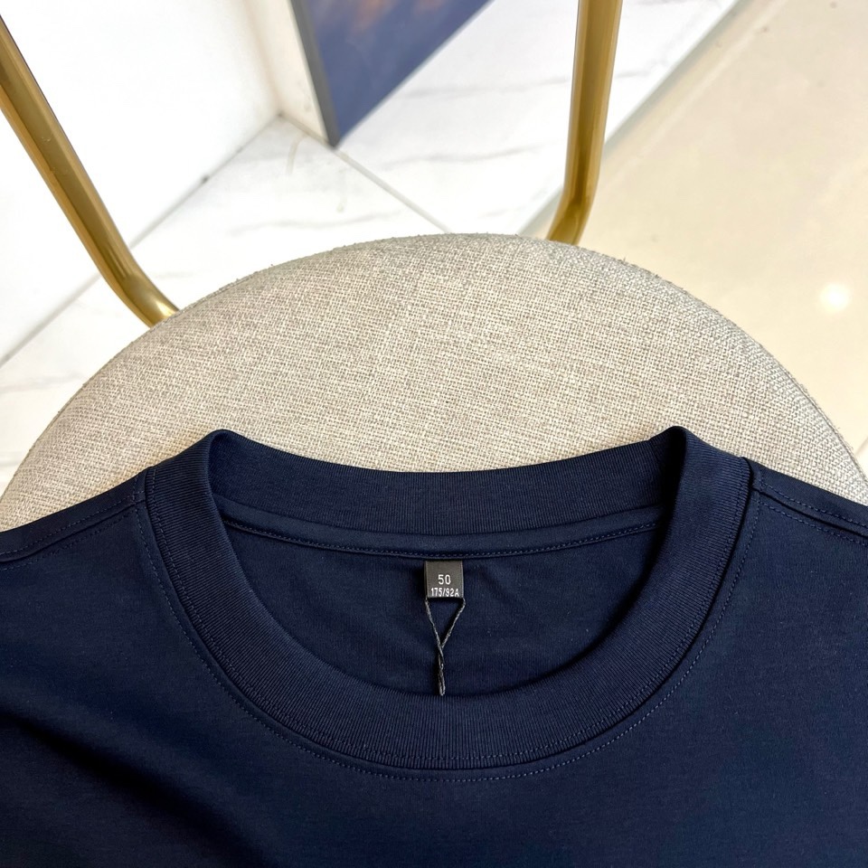 Bur巴宝莉、2026春夏新品T恤，以经典圆领廓形诠释简约美学。胸前饰有品牌标志性图案与“BURBERR