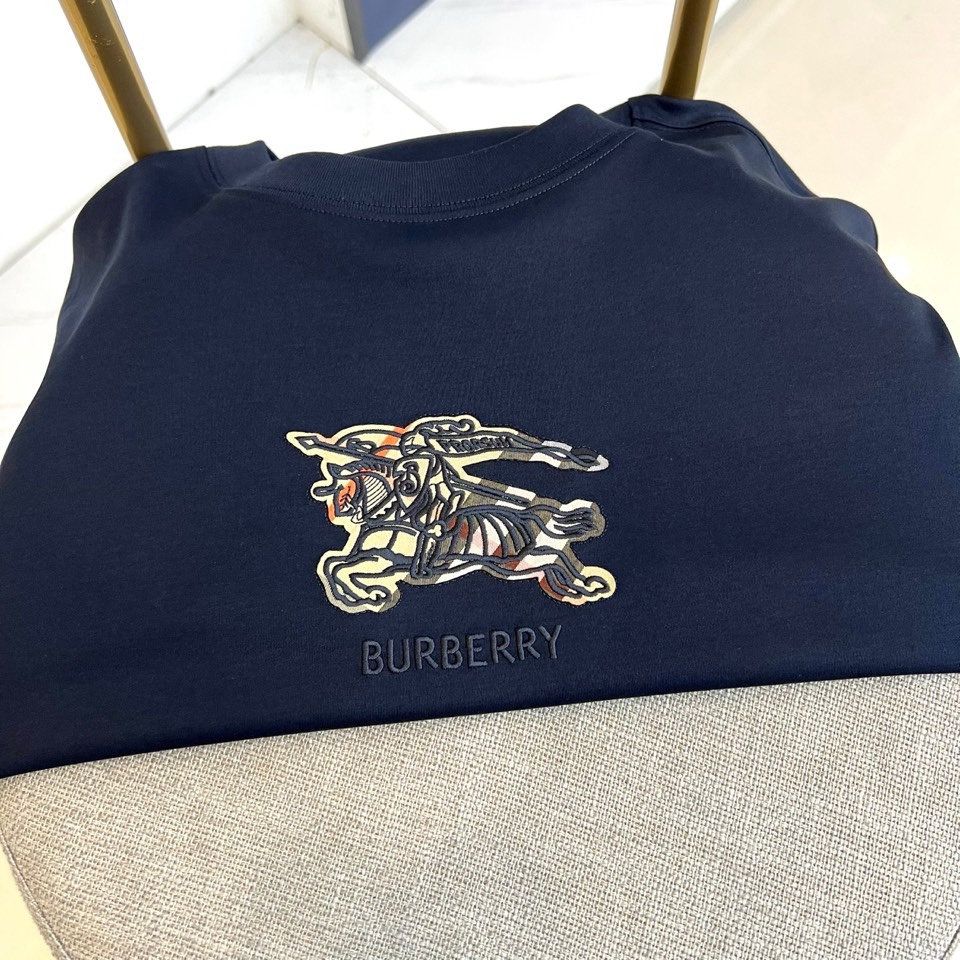 Bur巴宝莉、2026春夏新品T恤，以经典圆领廓形诠释简约美学。胸前饰有品牌标志性图案与“BURBERR