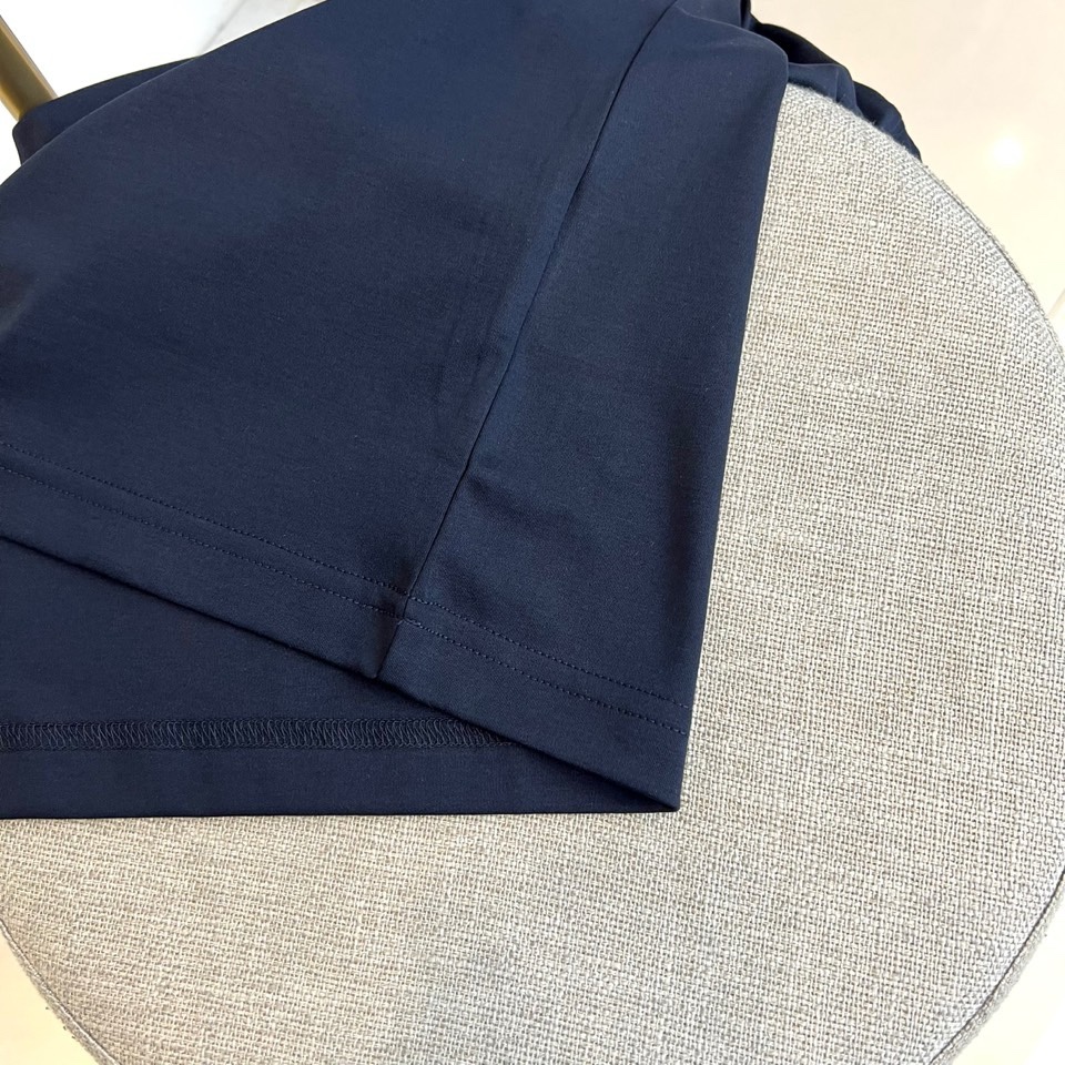 Bur巴宝莉、2026春夏新品T恤，以经典圆领廓形诠释简约美学。胸前饰有品牌标志性图案与“BURBERR