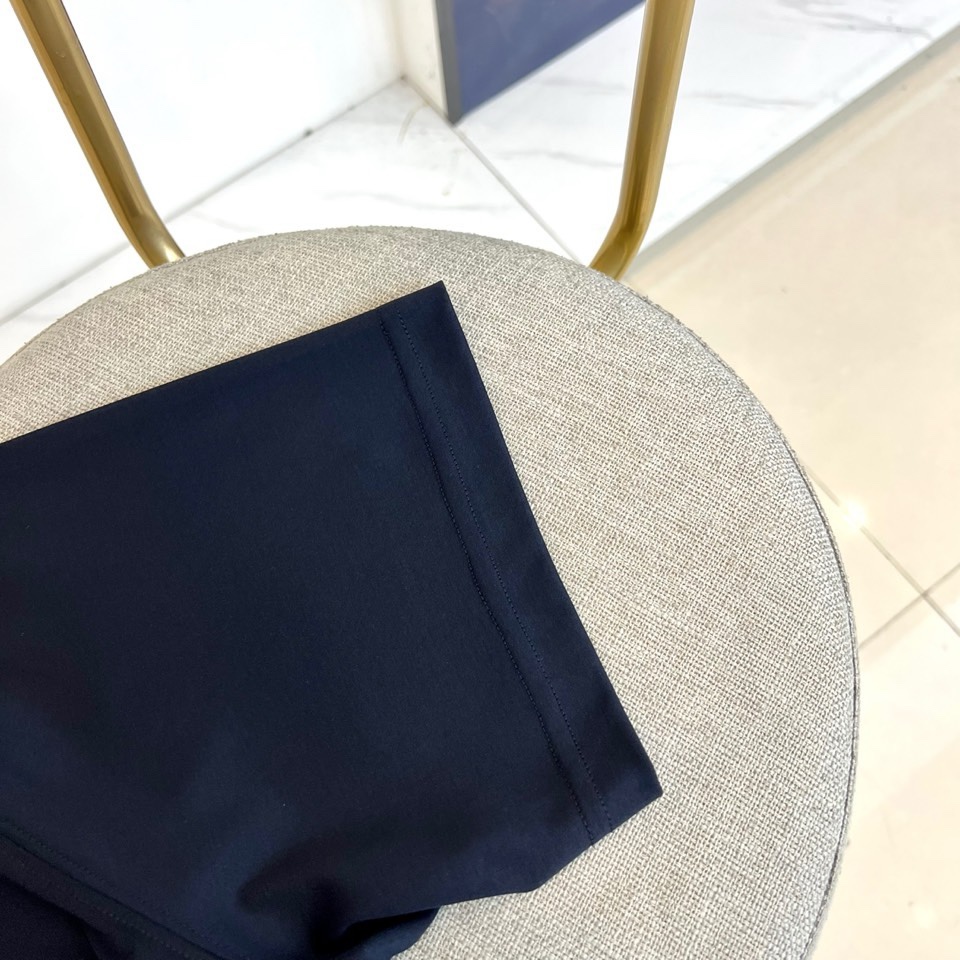 Bur巴宝莉、2026春夏新品T恤，以经典圆领廓形诠释简约美学。胸前饰有品牌标志性图案与“BURBERR