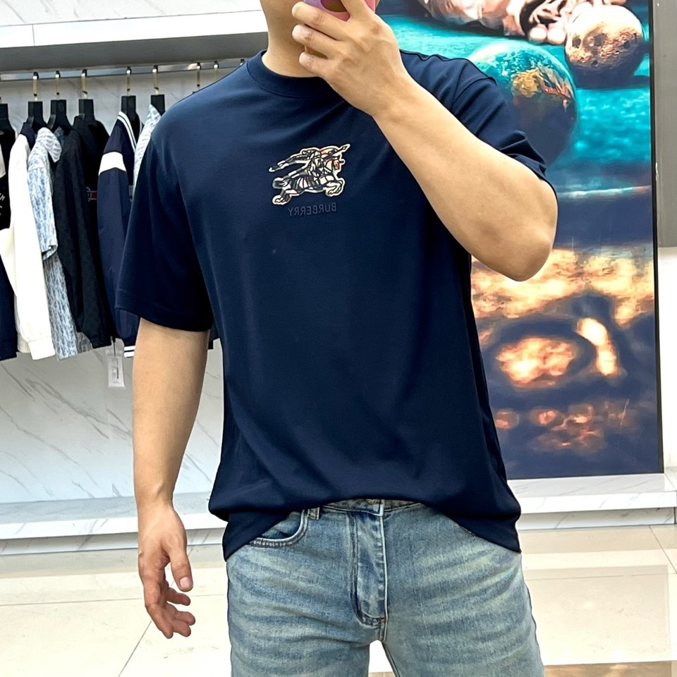 Bur巴宝莉、2026春夏新品T恤，以经典圆领廓形诠释简约美学。胸前饰有品牌标志性图案与“BURBERR