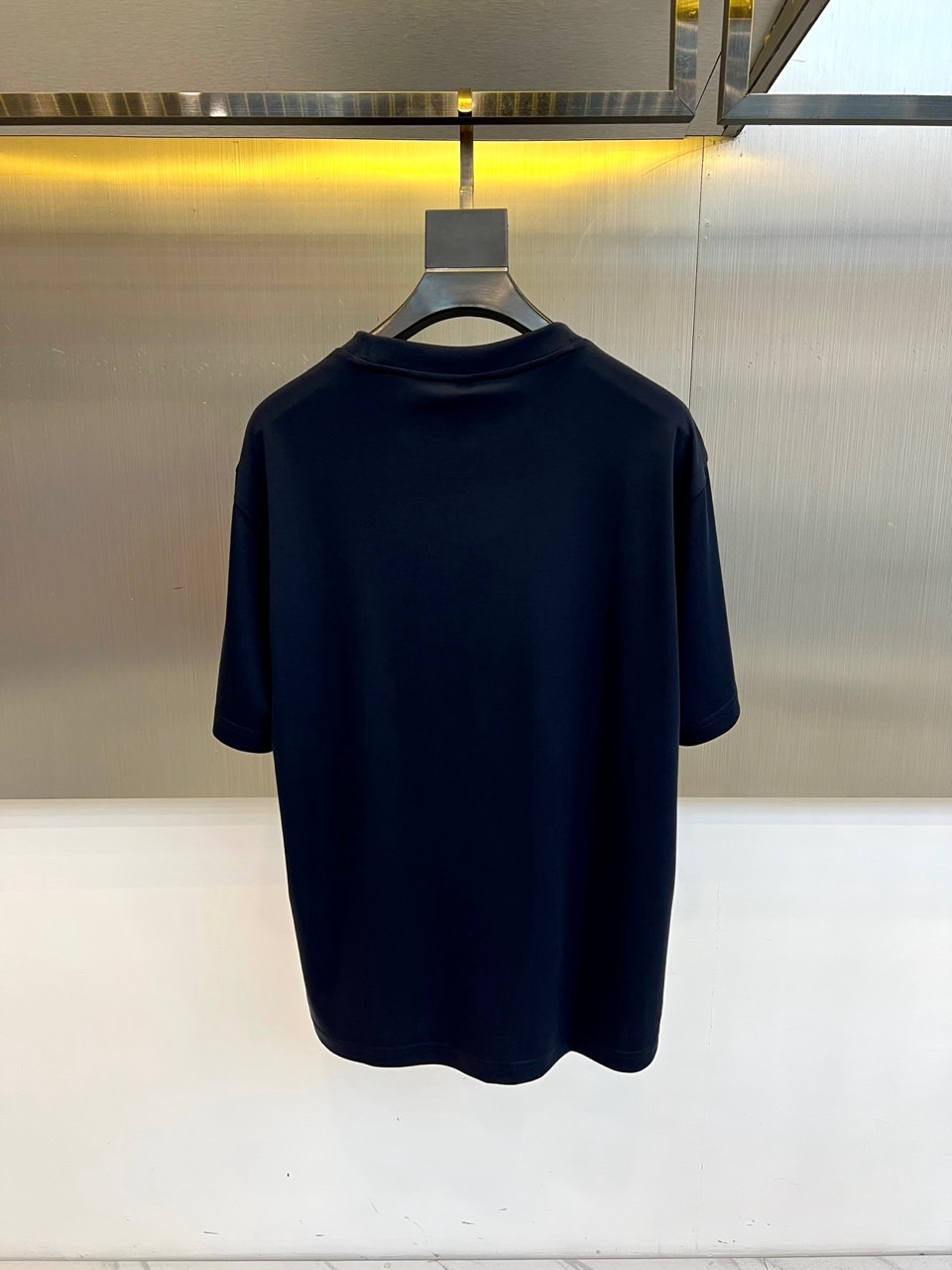 Bur巴宝莉、2026春夏新品T恤，以经典圆领廓形诠释简约美学。胸前饰有品牌标志性图案与“BURBERR