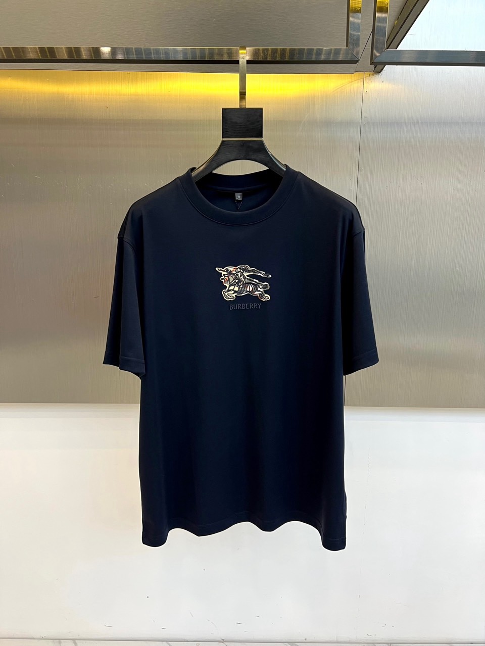 Bur巴宝莉、2026春夏新品T恤，以经典圆领廓形诠释简约美学。胸前饰有品牌标志性图案与“BURBERR