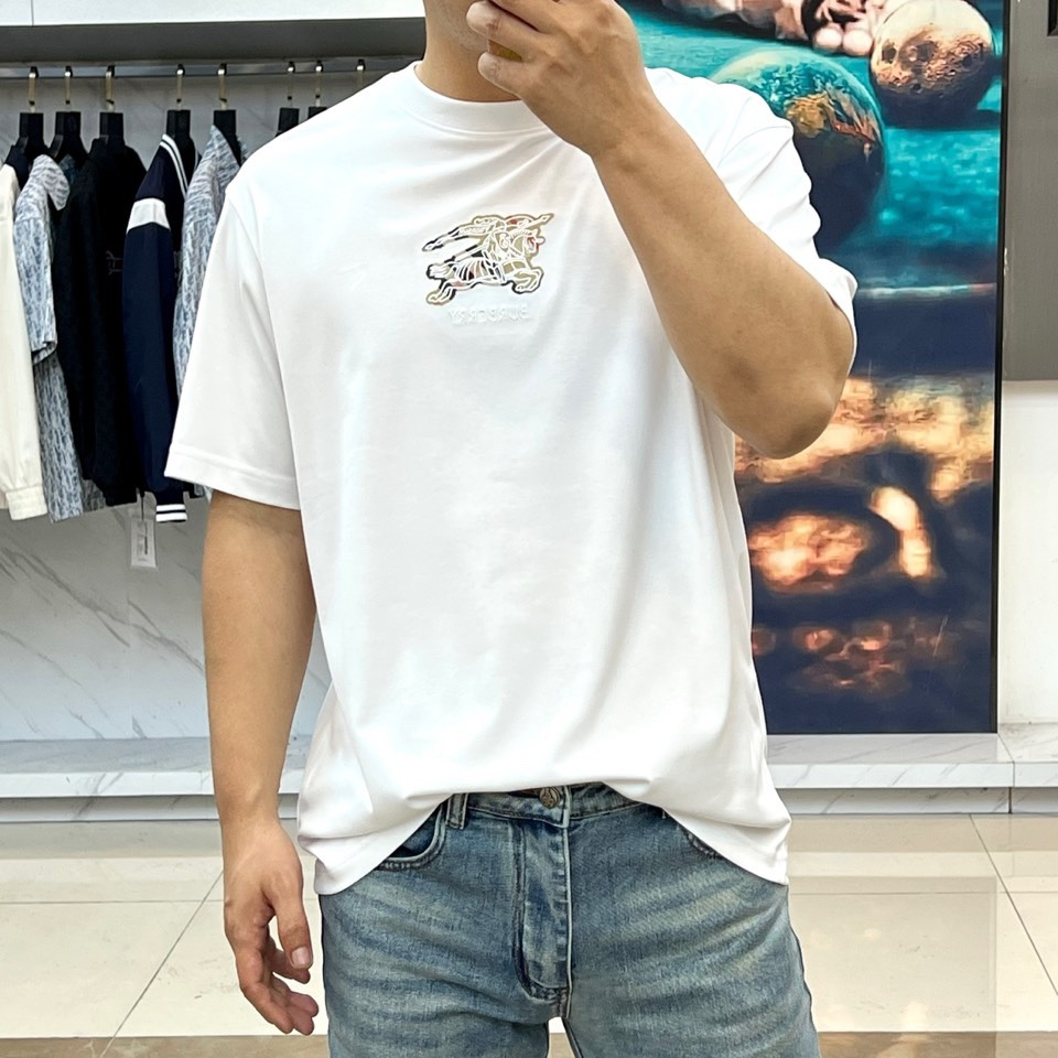 Bur巴宝莉、2026春夏新品T恤，以经典圆领廓形诠释简约美学。胸前饰有品牌标志性图案与“BURBERR