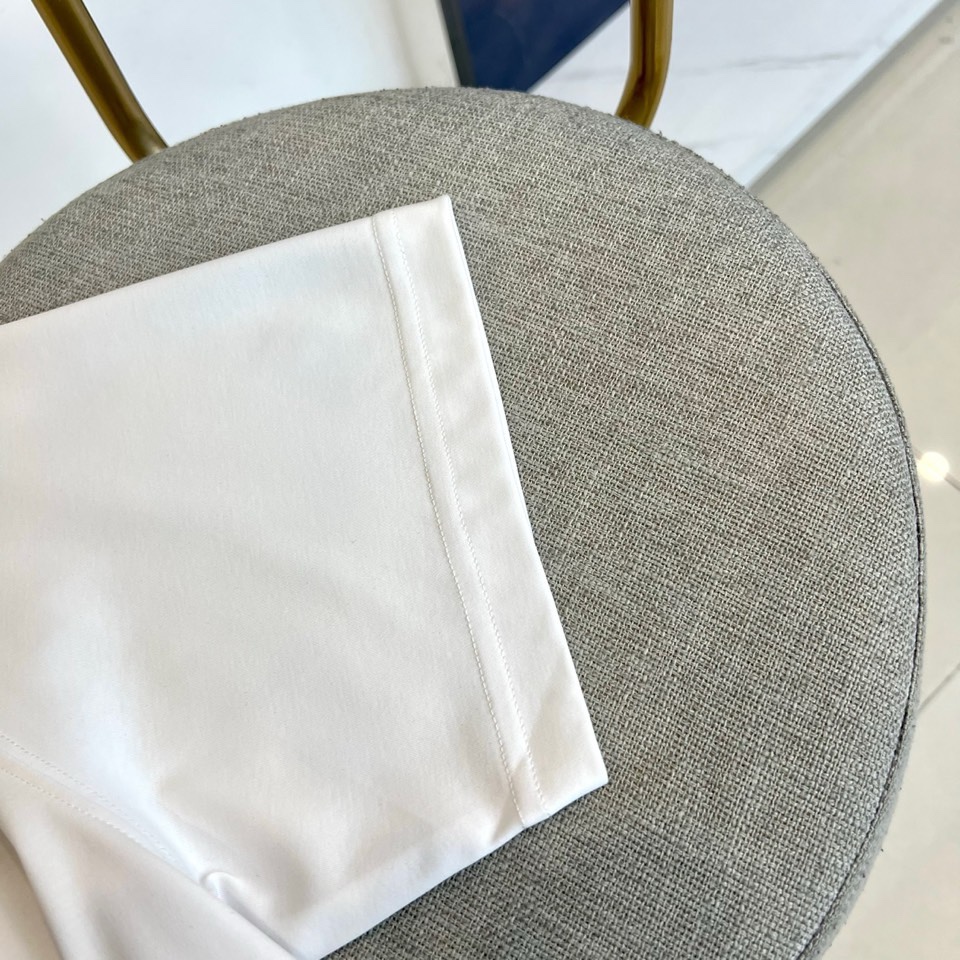 Bur巴宝莉、2026春夏新品T恤，以经典圆领廓形诠释简约美学。胸前饰有品牌标志性图案与“BURBERR