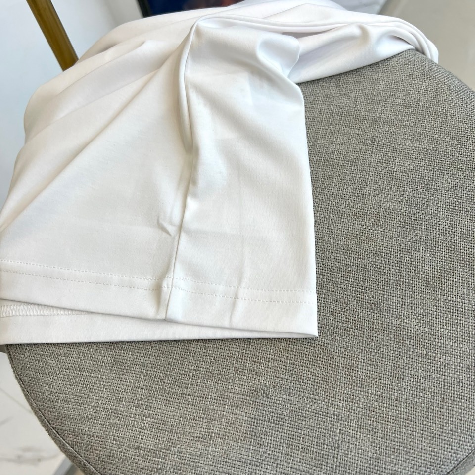 Bur巴宝莉、2026春夏新品T恤，以经典圆领廓形诠释简约美学。胸前饰有品牌标志性图案与“BURBERR