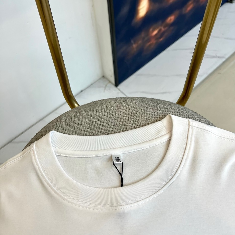 Bur巴宝莉、2026春夏新品T恤，以经典圆领廓形诠释简约美学。胸前饰有品牌标志性图案与“BURBERR