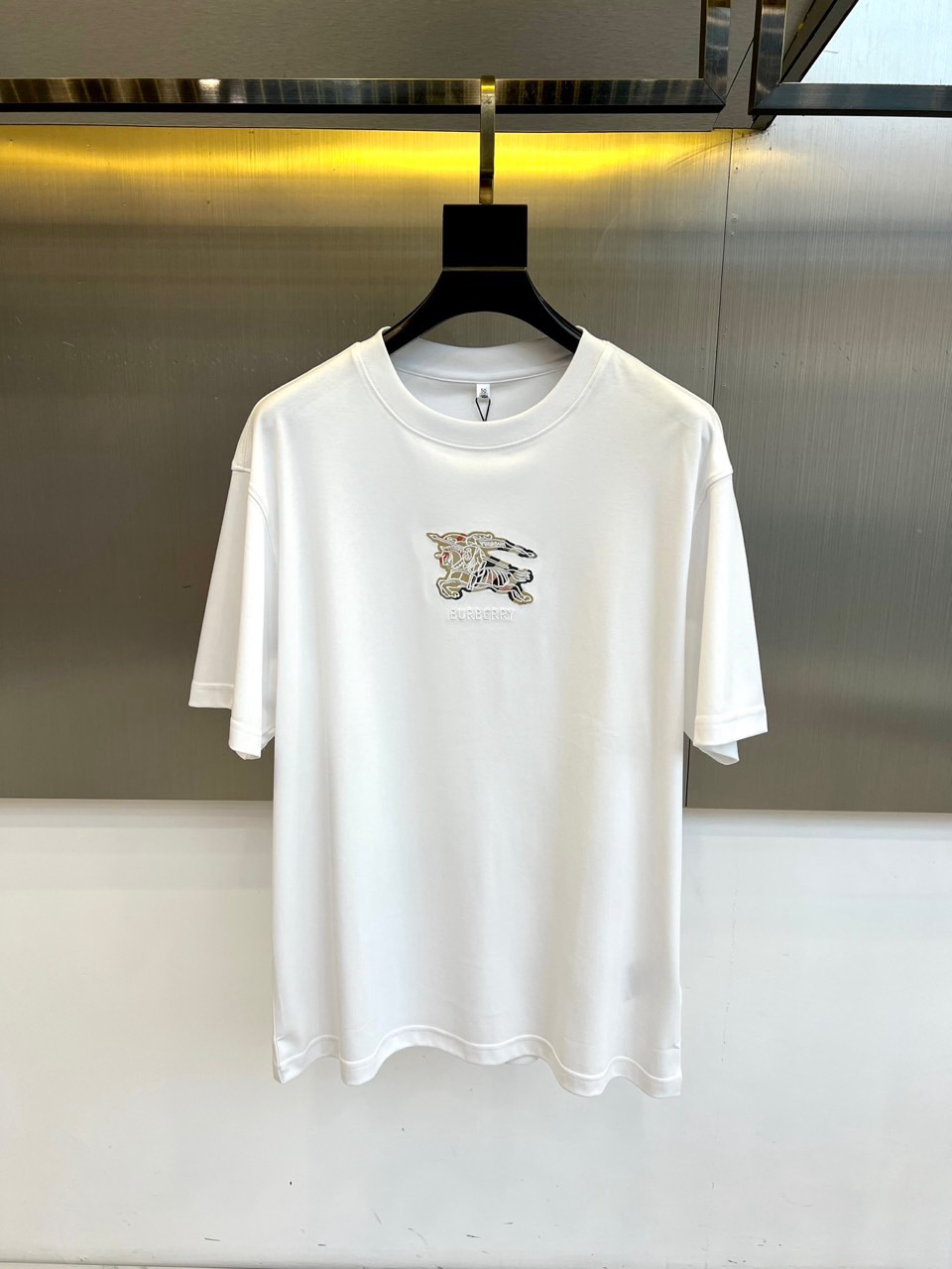 Bur巴宝莉、2026春夏新品T恤，以经典圆领廓形诠释简约美学。胸前饰有品牌标志性图案与“BURBERR