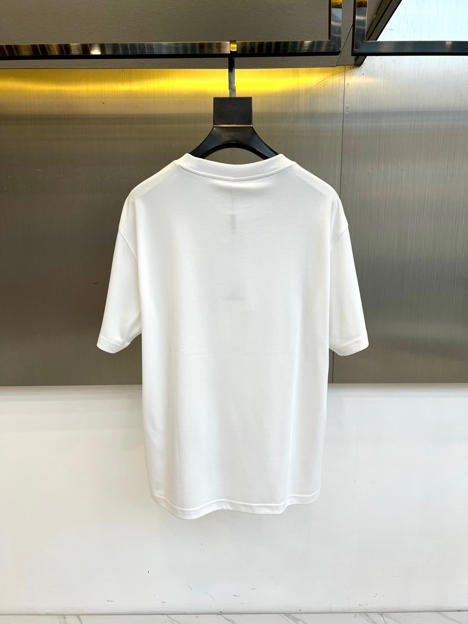 Bur巴宝莉、2026春夏新品T恤，以经典圆领廓形诠释简约美学。胸前饰有品牌标志性图案与“BURBERR