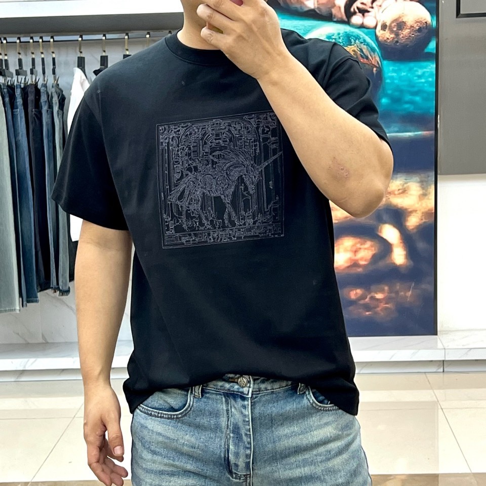 H爱马仕、2026春夏新品男士T恤，简约圆领设计贴合颈部线条，宽松版型，包容身形更显随性自在。胸前复古风