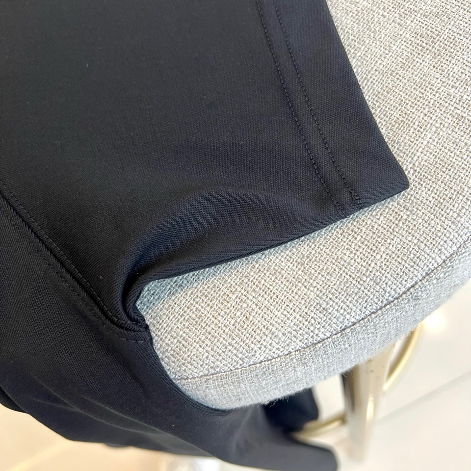 H爱马仕、2026春夏新品男士T恤，简约圆领设计贴合颈部线条，宽松版型，包容身形更显随性自在。胸前复古风