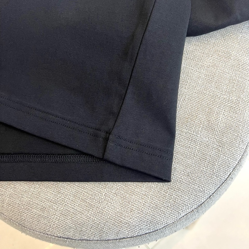 H爱马仕、2026春夏新品男士T恤，简约圆领设计贴合颈部线条，宽松版型，包容身形更显随性自在。胸前复古风