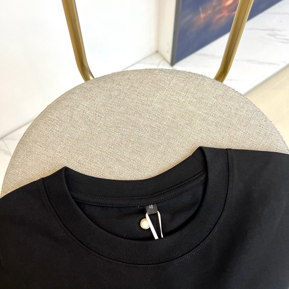 H爱马仕、2026春夏新品男士T恤，简约圆领设计贴合颈部线条，宽松版型，包容身形更显随性自在。胸前复古风