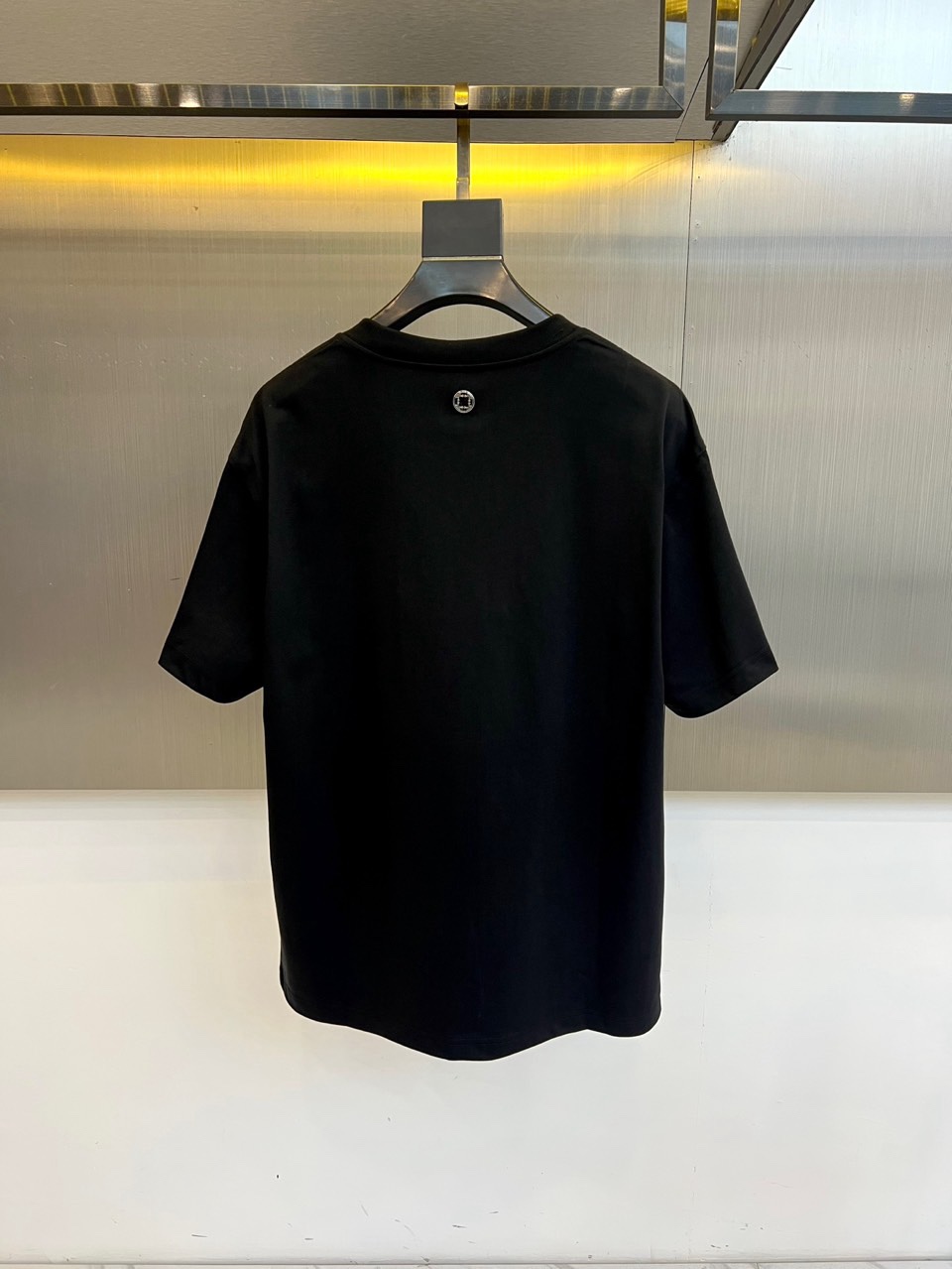 H爱马仕、2026春夏新品男士T恤，简约圆领设计贴合颈部线条，宽松版型，包容身形更显随性自在。胸前复古风