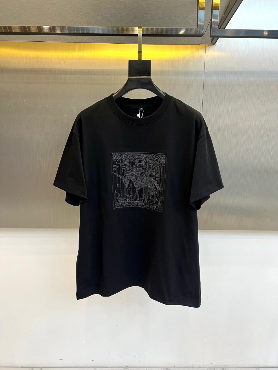 H爱马仕、2026春夏新品男士T恤，简约圆领设计贴合颈部线条，宽松版型，包容身形更显随性自在。胸前复古风