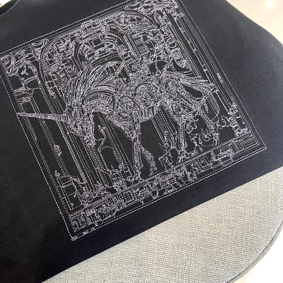 H爱马仕、2026春夏新品男士T恤，简约圆领设计贴合颈部线条，宽松版型，包容身形更显随性自在。胸前复古风