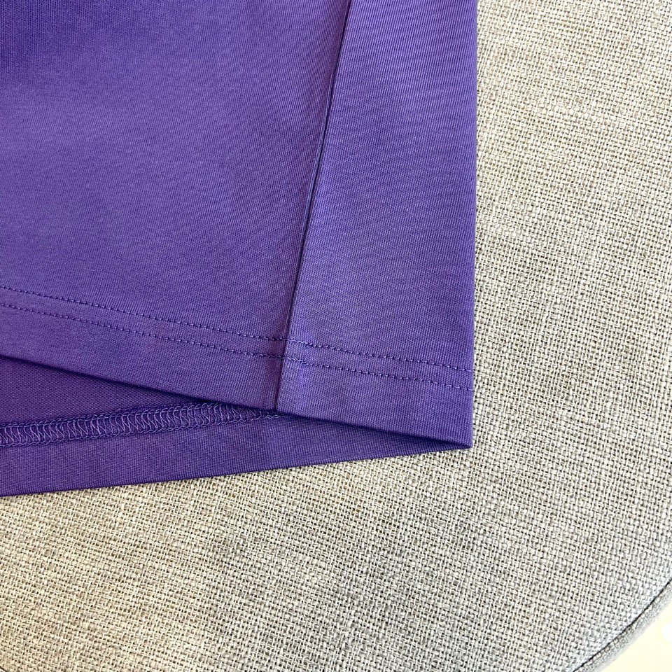 H爱马仕、2026春夏新品男士T恤，简约圆领设计贴合颈部线条，宽松版型，包容身形更显随性自在。胸前复古风