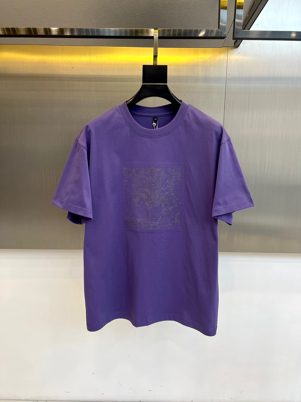 H爱马仕、2026春夏新品男士T恤，简约圆领设计贴合颈部线条，宽松版型，包容身形更显随性自在。胸前复古风