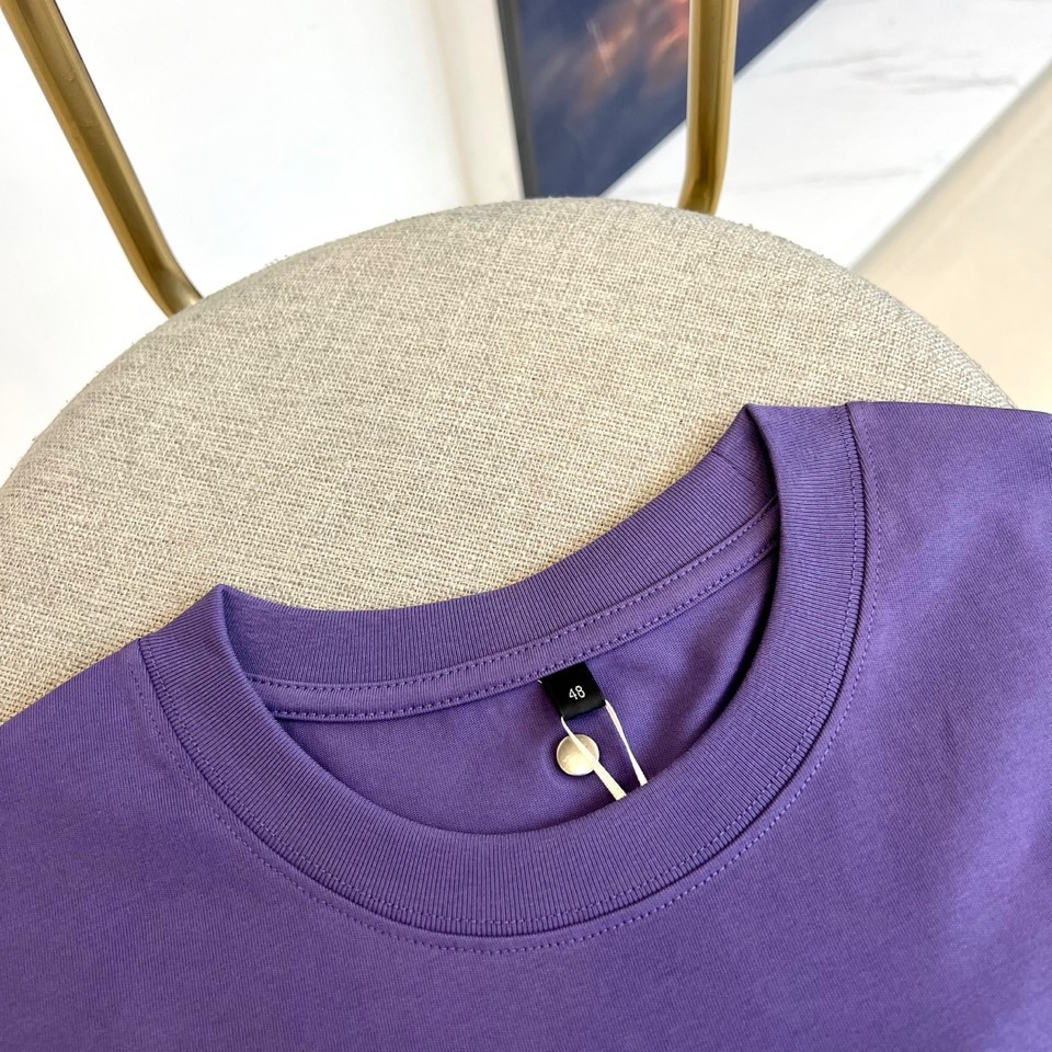 H爱马仕、2026春夏新品男士T恤，简约圆领设计贴合颈部线条，宽松版型，包容身形更显随性自在。胸前复古风