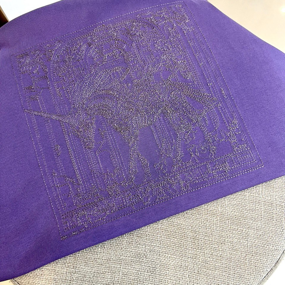 H爱马仕、2026春夏新品男士T恤，简约圆领设计贴合颈部线条，宽松版型，包容身形更显随性自在。胸前复古风