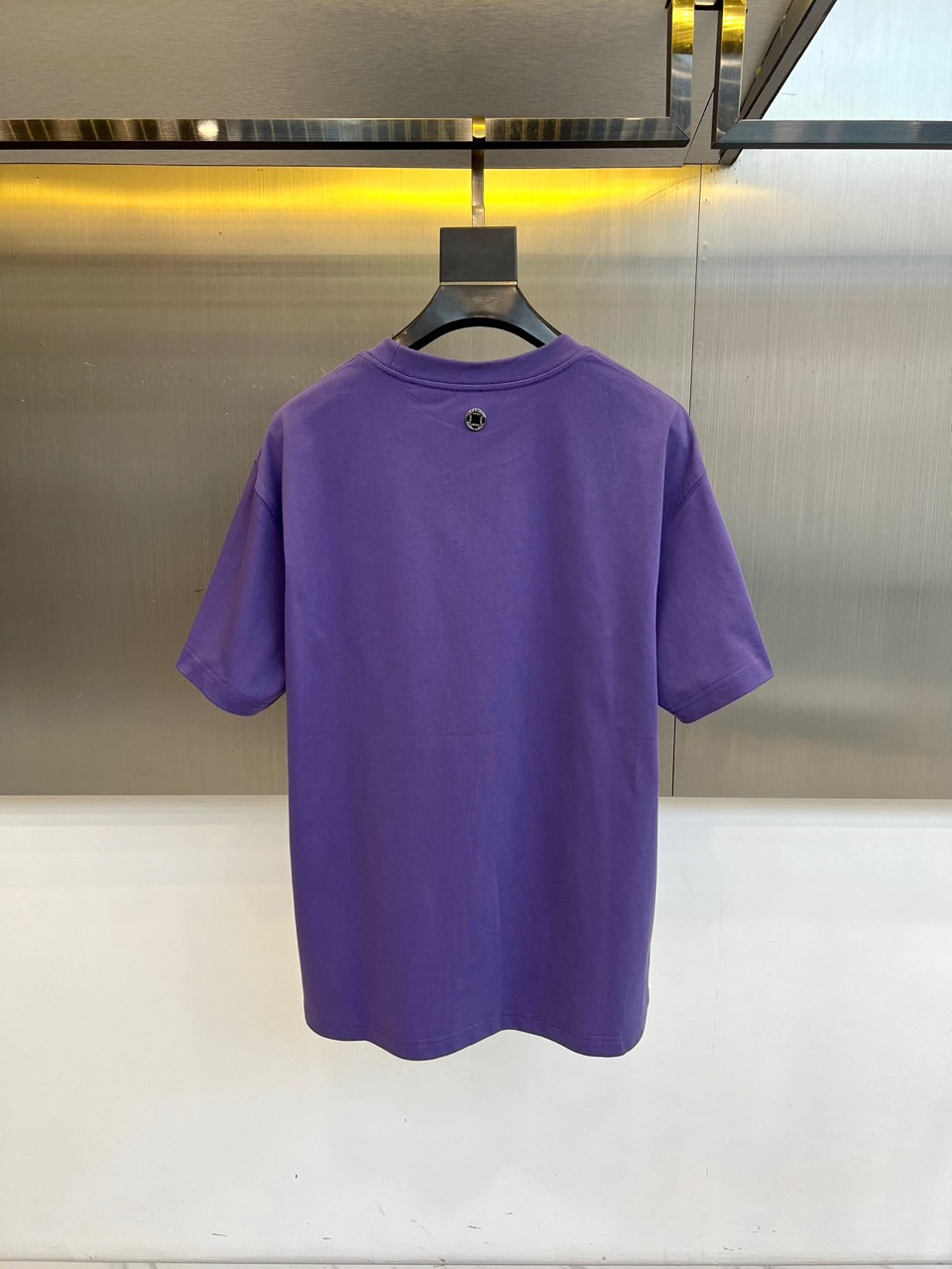 H爱马仕、2026春夏新品男士T恤，简约圆领设计贴合颈部线条，宽松版型，包容身形更显随性自在。胸前复古风