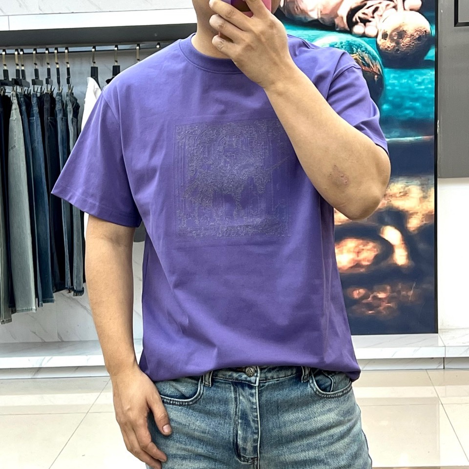 H爱马仕、2026春夏新品男士T恤，简约圆领设计贴合颈部线条，宽松版型，包容身形更显随性自在。胸前复古风