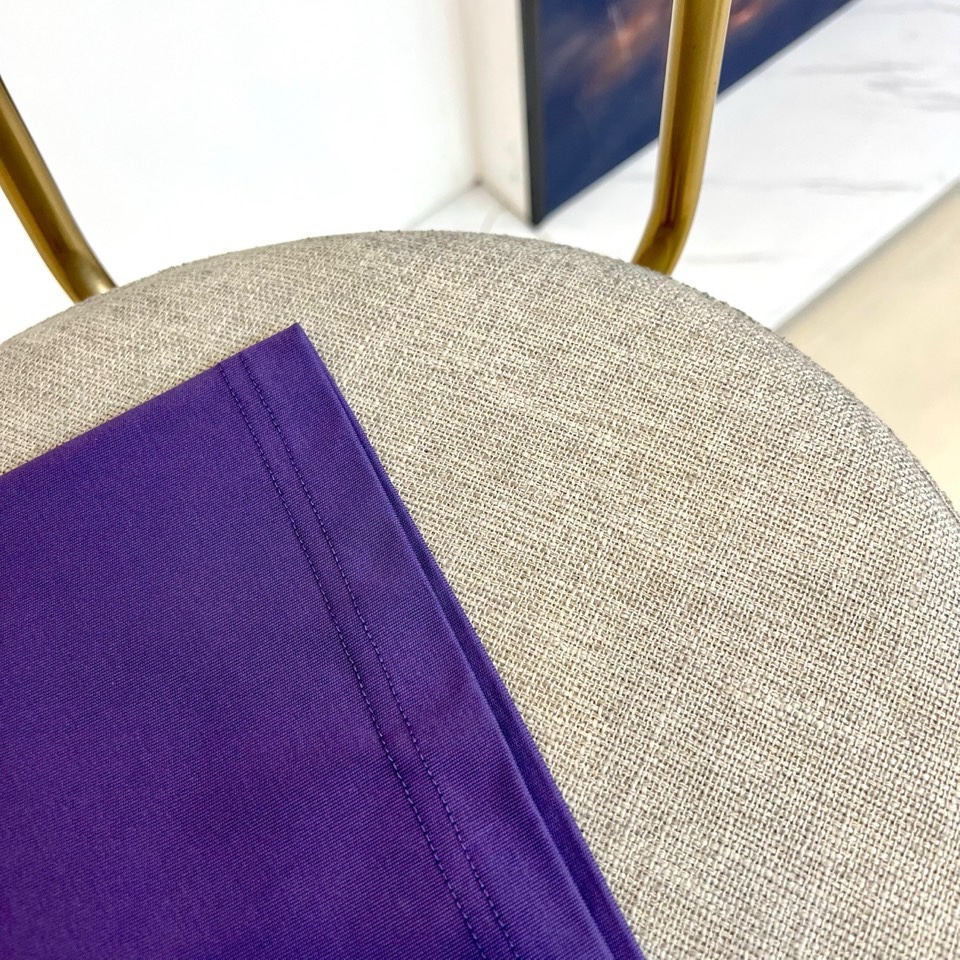 H爱马仕、2026春夏新品男士T恤，简约圆领设计贴合颈部线条，宽松版型，包容身形更显随性自在。胸前复古风