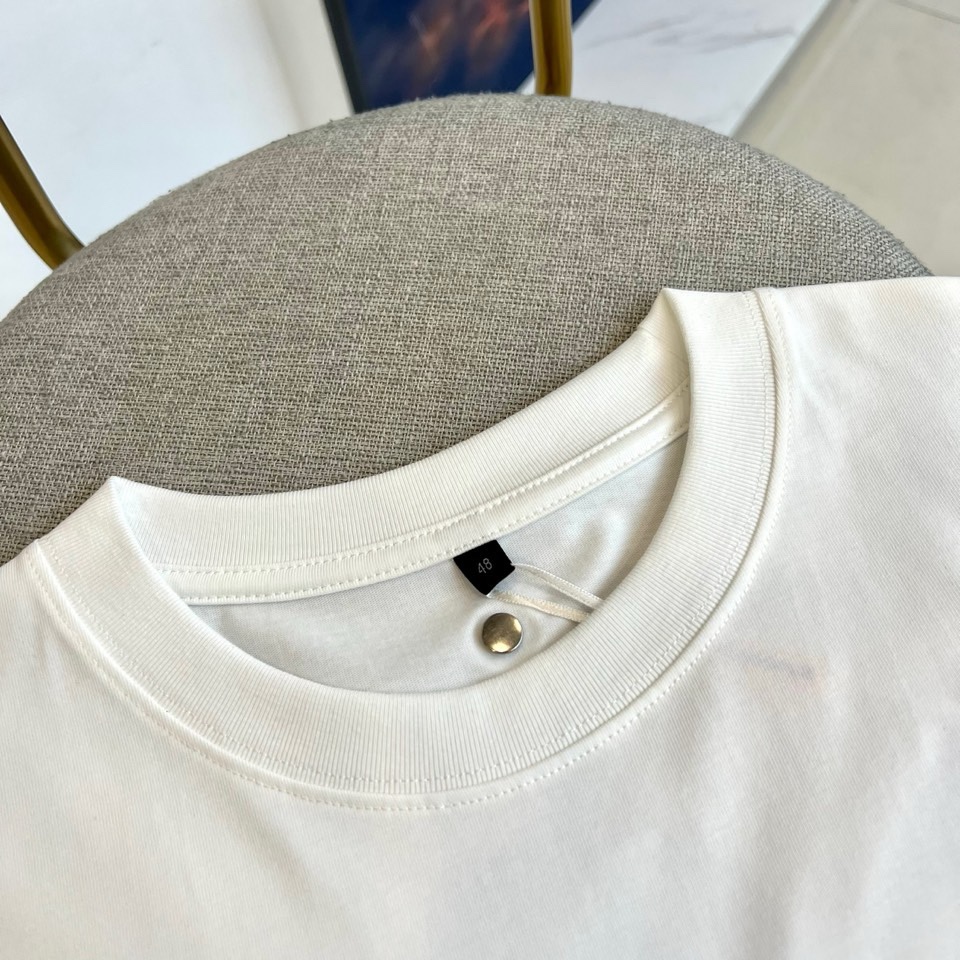 H爱马仕、2026春夏新品男士T恤，简约圆领设计贴合颈部线条，宽松版型，包容身形更显随性自在。胸前复古风