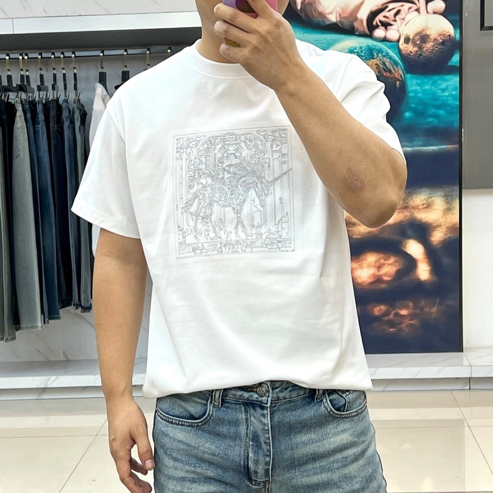 H爱马仕、2026春夏新品男士T恤，简约圆领设计贴合颈部线条，宽松版型，包容身形更显随性自在。胸前复古风