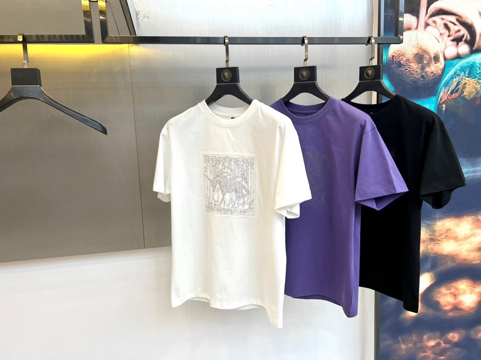 H爱马仕、2026春夏新品男士T恤，简约圆领设计贴合颈部线条，宽松版型，包容身形更显随性自在。胸前复古风