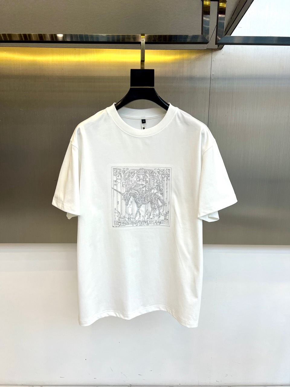 H爱马仕、2026春夏新品男士T恤，简约圆领设计贴合颈部线条，宽松版型，包容身形更显随性自在。胸前复古风