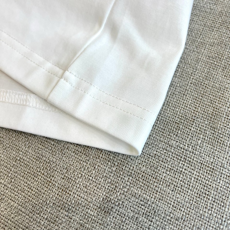 H爱马仕、2026春夏新品男士T恤，简约圆领设计贴合颈部线条，宽松版型，包容身形更显随性自在。胸前复古风