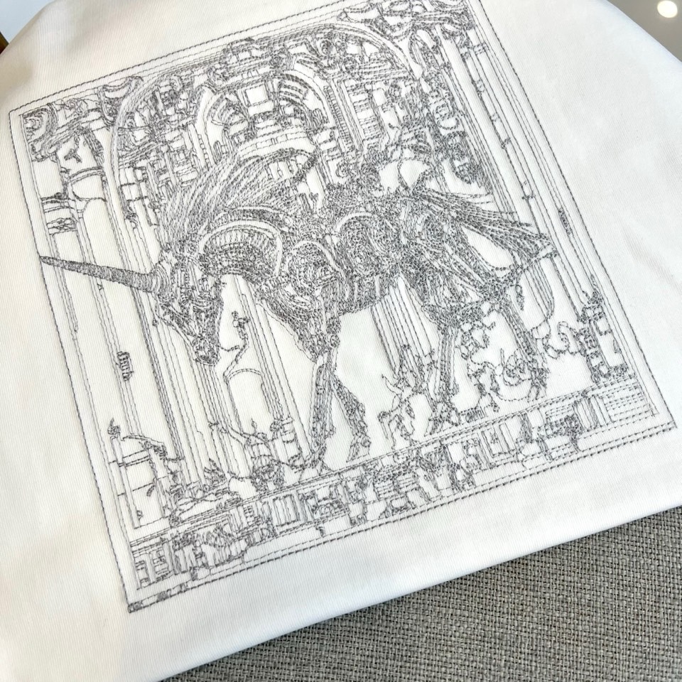 H爱马仕、2026春夏新品男士T恤，简约圆领设计贴合颈部线条，宽松版型，包容身形更显随性自在。胸前复古风