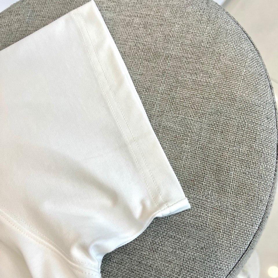 H爱马仕、2026春夏新品男士T恤，简约圆领设计贴合颈部线条，宽松版型，包容身形更显随性自在。胸前复古风