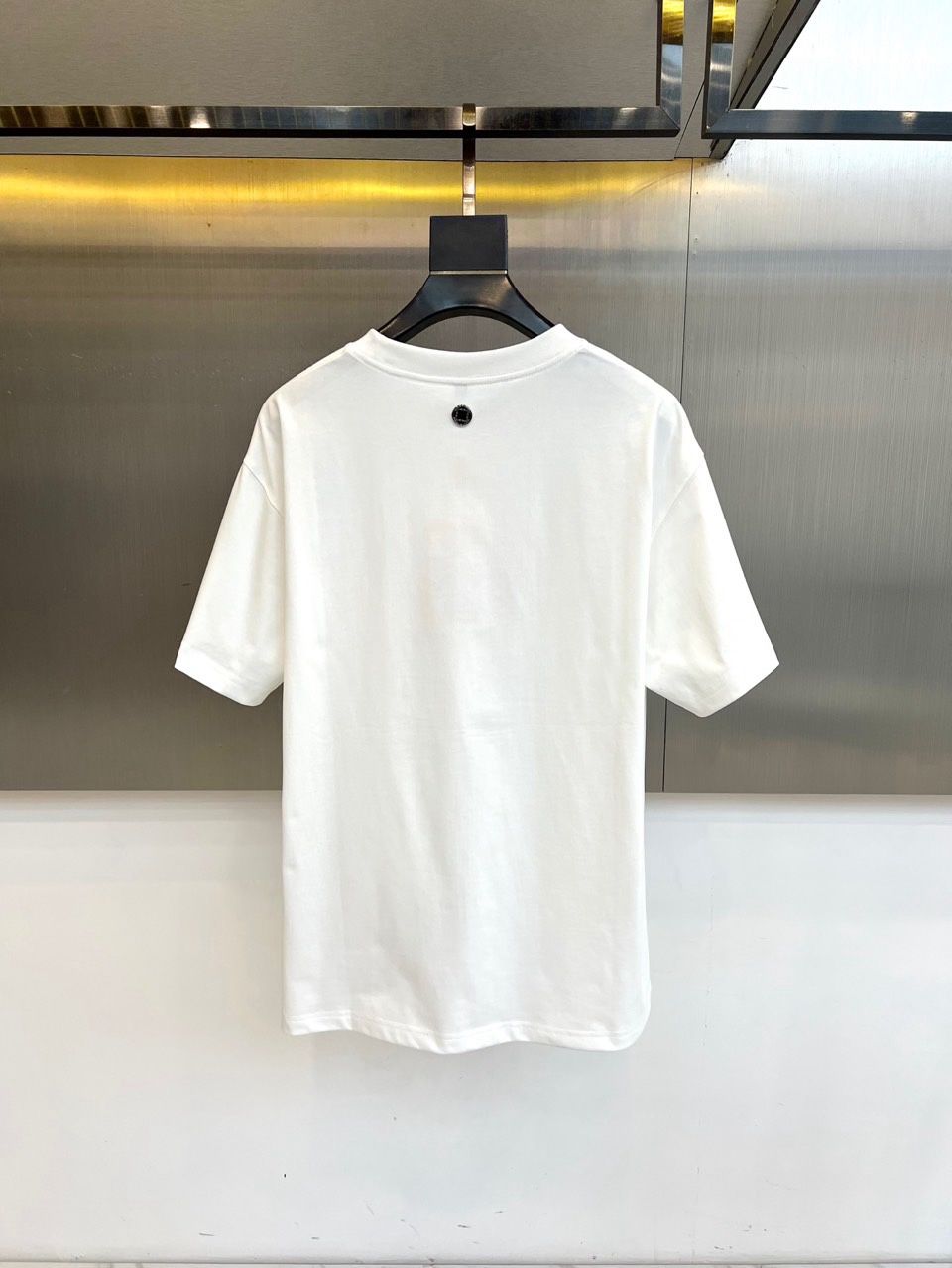 H爱马仕、2026春夏新品男士T恤，简约圆领设计贴合颈部线条，宽松版型，包容身形更显随性自在。胸前复古风