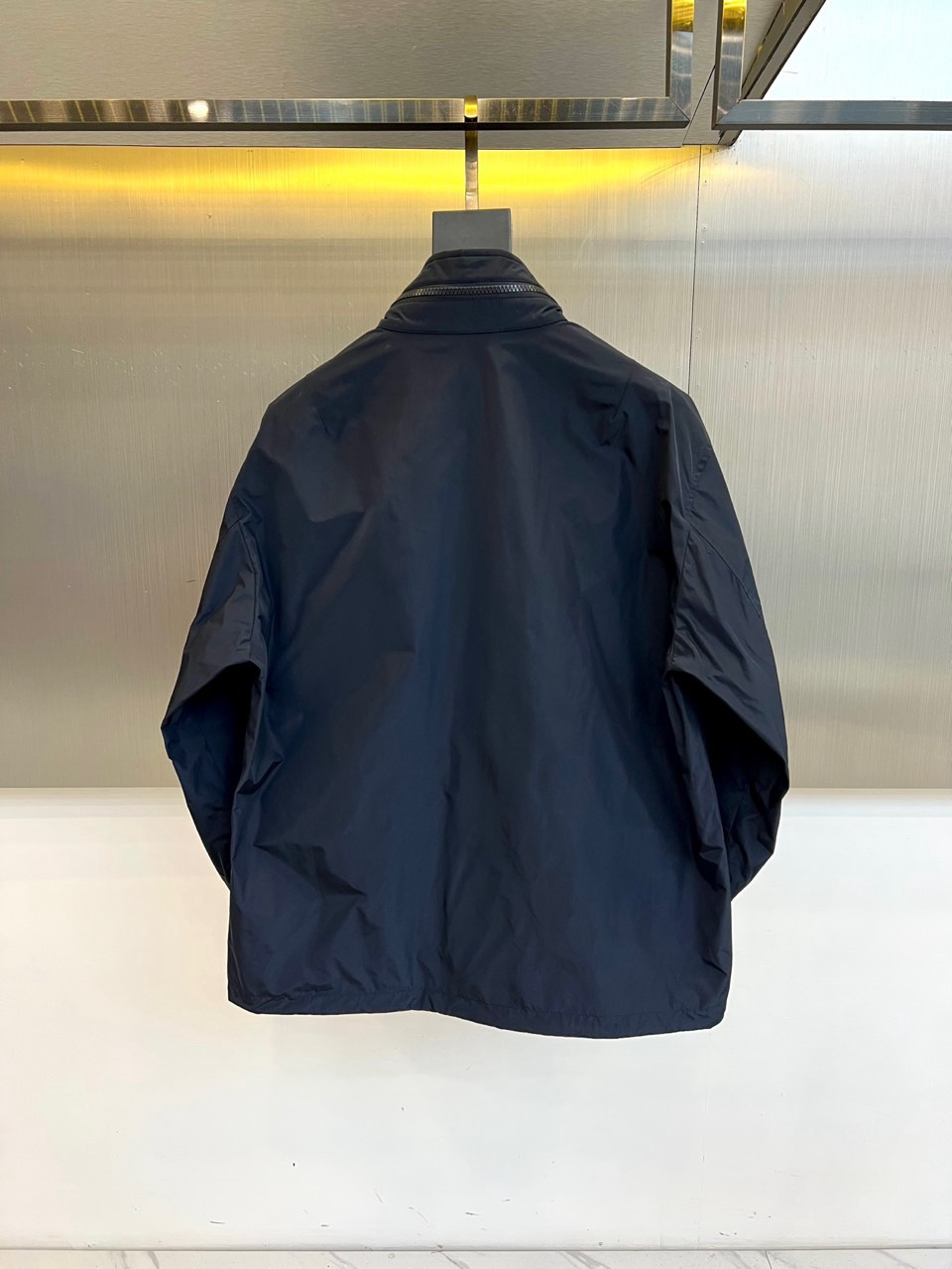 Bur巴宝莉、2026春夏新品夹克，以简约立领设计开启活力春夏季篇章，利落线条勾勒休闲型格。胸前撞色刺绣