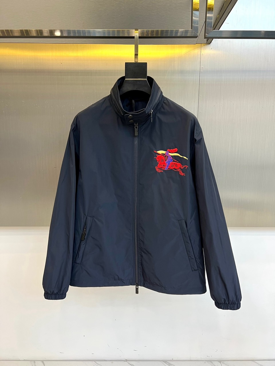 Bur巴宝莉、2026春夏新品夹克，以简约立领设计开启活力春夏季篇章，利落线条勾勒休闲型格。胸前撞色刺绣