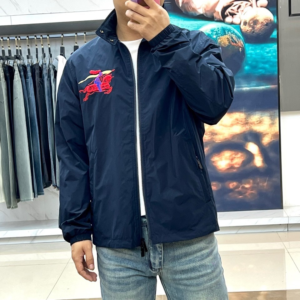 Bur巴宝莉、2026春夏新品夹克，以简约立领设计开启活力春夏季篇章，利落线条勾勒休闲型格。胸前撞色刺绣