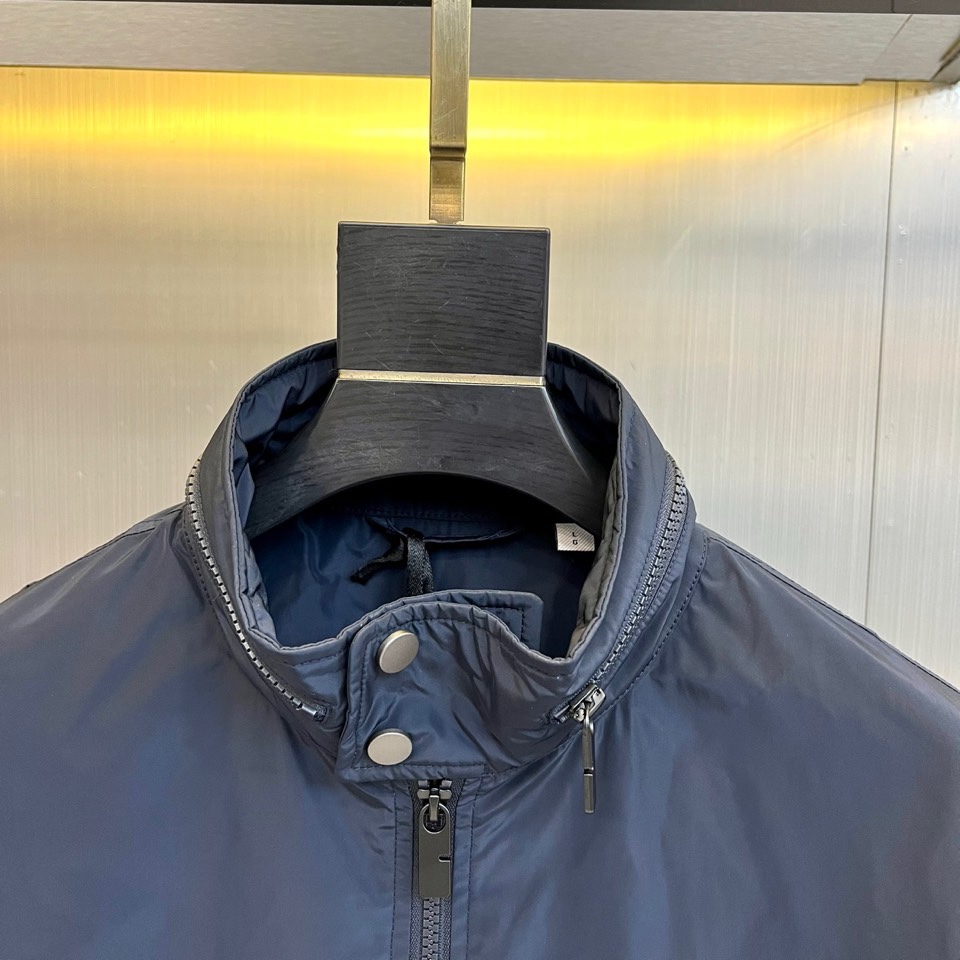 Bur巴宝莉、2026春夏新品夹克，以简约立领设计开启活力春夏季篇章，利落线条勾勒休闲型格。胸前撞色刺绣