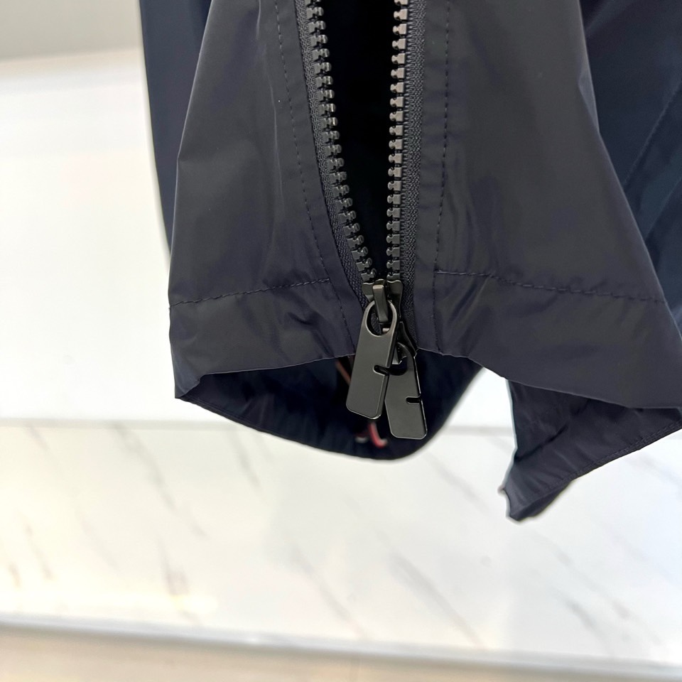 Bur巴宝莉、2026春夏新品夹克，以简约立领设计开启活力春夏季篇章，利落线条勾勒休闲型格。胸前撞色刺绣